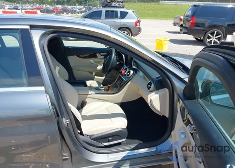 2018 Mercedes-Benz C 300 z USA, uszkodzony, nr VIN 55SWF4JB3JU246851